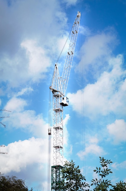 Belas nuvens brancas no céu azul