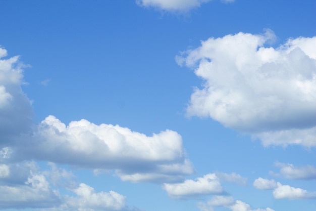 Belas nuvens brancas no céu azul