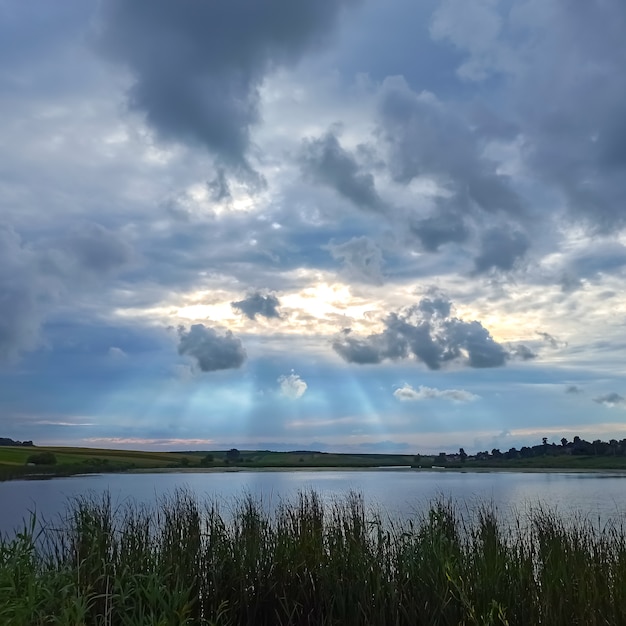 Belas nuvens de chuva no céu dramático sobre o lago