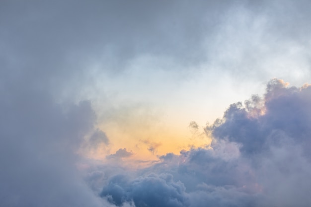 Belas nuvens do sol no céu