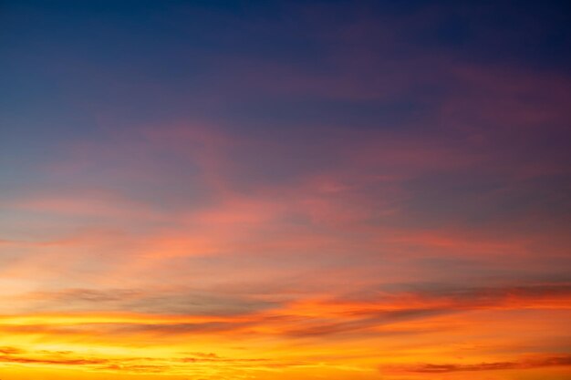 Belas nuvens douradas laranja de gradiente suave de luxo e luz do sol no céu azul perfeito para o fundo tomar em everningTwilight