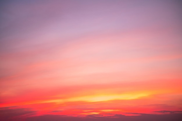 Belas nuvens douradas laranja de gradiente suave de luxo e luz do sol no céu azul perfeito para o fundo tomar em everningTwilight