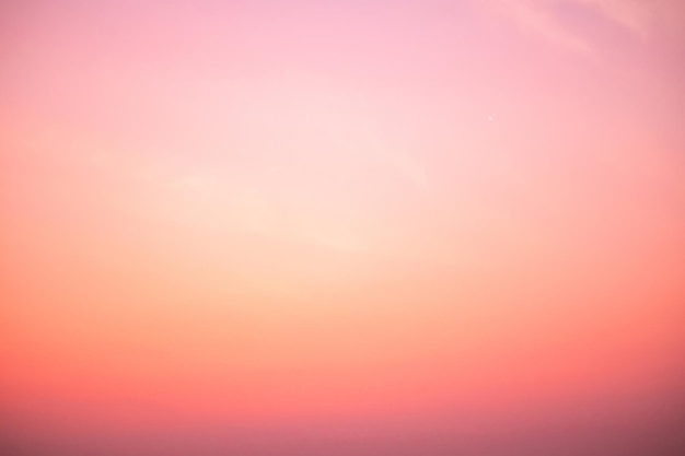 Belas nuvens douradas lussuosas com gradiente laranja e luz do sol no céu azul perfeitas para o fundo. Tome uma foto de paisagem de alta definição de tamanho grande.