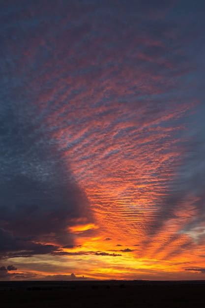 Belas nuvens dramáticas atmosféricas à noite ao pôr do sol. Imagem panorâmica.