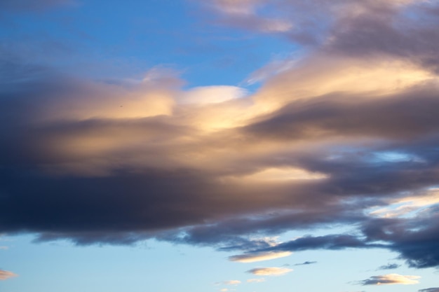 Belas nuvens dramáticas durante o pôr do sol