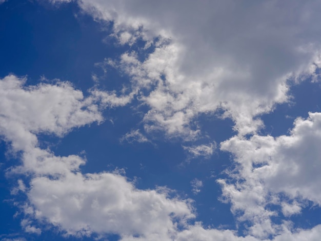 Belas nuvens e fundo do céu