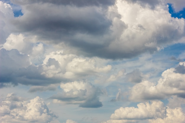 Belas nuvens grandes no céu azul.