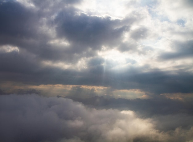 Belas nuvens grossas no céu da altura do avião