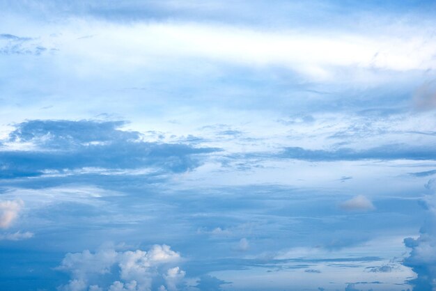 Belas nuvens luz do sol no céu azul com tons de rosa na ásia, na ilha de Bali