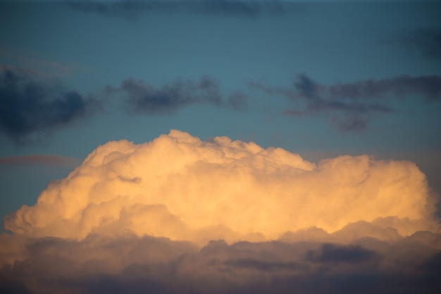 Belas nuvens magníficas ao pôr do sol no céu