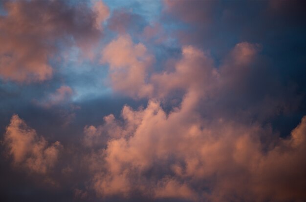 Belas nuvens magníficas ao pôr do sol no céu