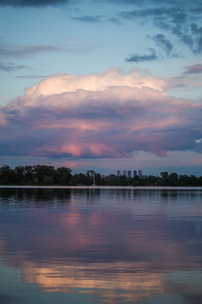 Belas nuvens magníficas ao pôr do sol no céu