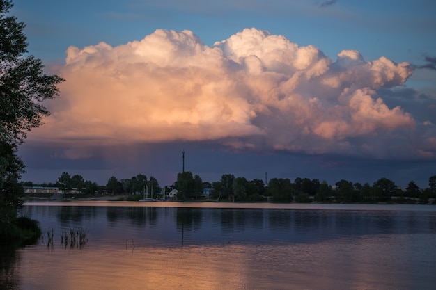 Belas nuvens magníficas ao pôr do sol no céu