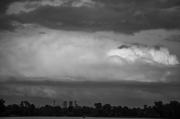 Belas nuvens magníficas ao pôr do sol no céu