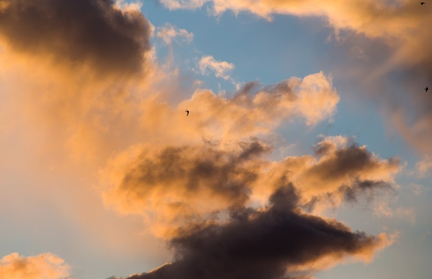 Belas nuvens magníficas ao pôr do sol no céu