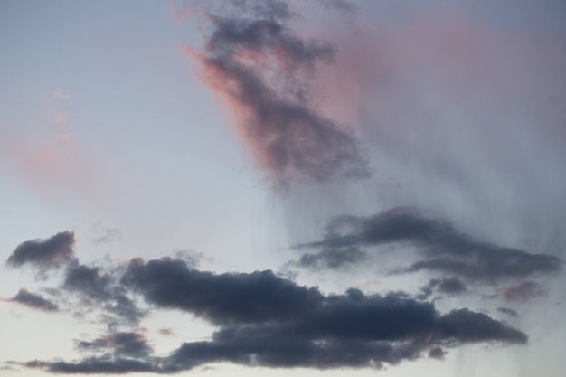 Belas nuvens magníficas ao pôr do sol no céu