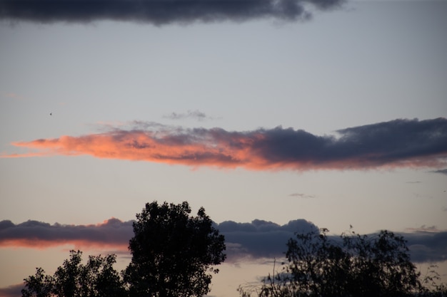 Belas nuvens magníficas ao pôr do sol no céu