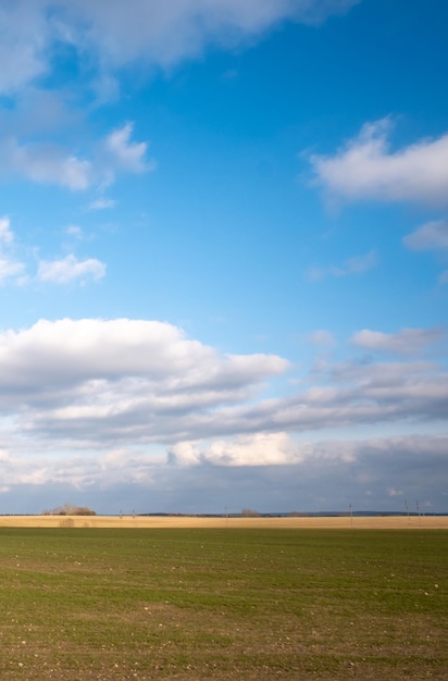 Belas nuvens no campo do céu azul