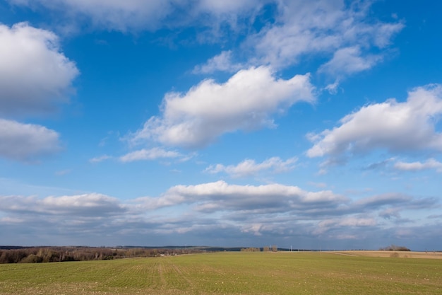 Belas nuvens no campo do céu azul