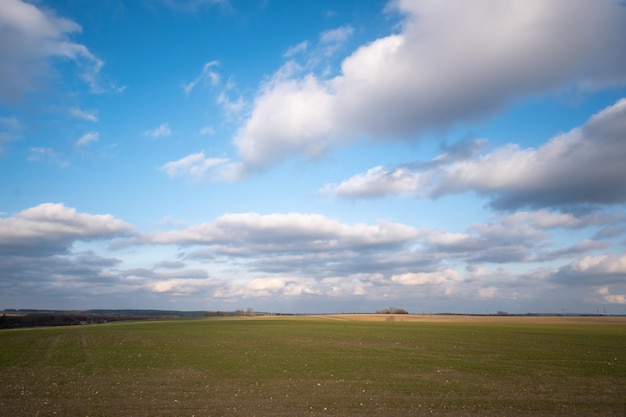 Belas nuvens no campo do céu azul