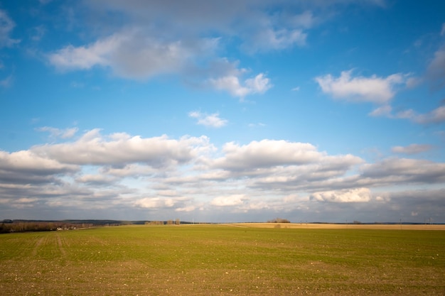 Belas nuvens no campo do céu azul