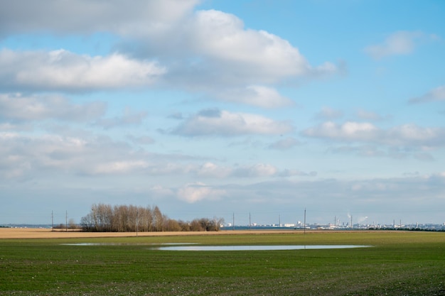 Belas nuvens no campo do céu azul