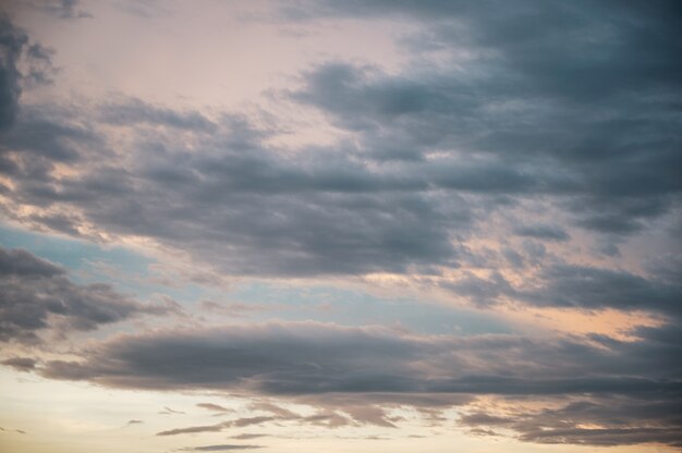 Belas nuvens no céu azul ao pôr do sol