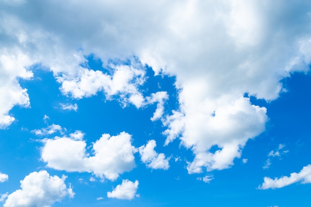 Belas nuvens no céu azul em dia de verão