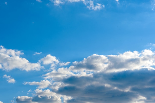 Belas nuvens no céu azul em meio ao pôr do sol em um dia quente de verão