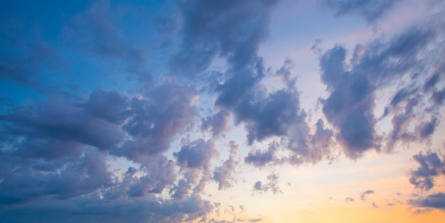 Foto belas nuvens no céu pôr do sol no céu nuvens de fundo