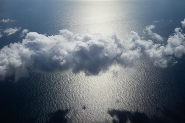 Belas nuvens sobre as ilhas canárias do oceano atlântico espanha