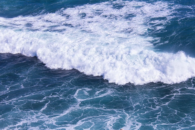 Belas ondas da natureza em mar aberto