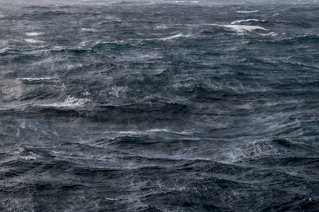 Belas ondas marinhas e céu com nuvens com bela iluminação Mar tempestuoso Mau tempo Vendaval Mar agitado