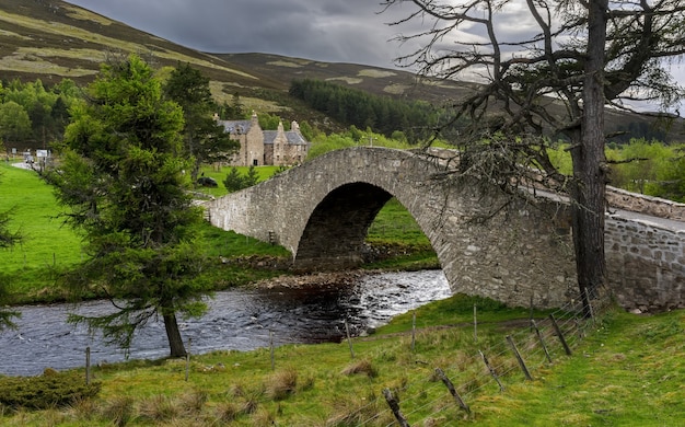 Foto belas paisagens ao longo do caminho de inverness a aviemore, na escócia