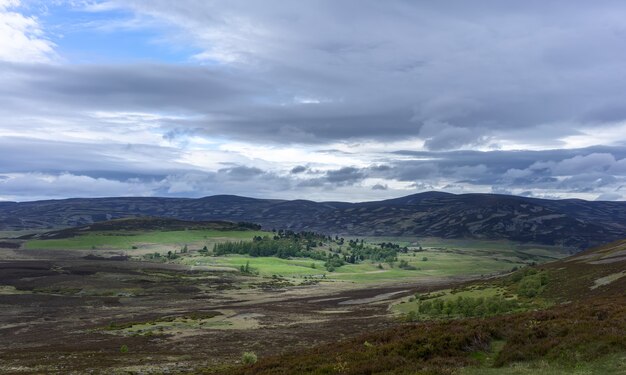 Belas paisagens ao longo do caminho de viagem de Inverness a Aviemore, na Escócia