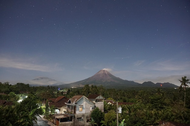 belas paisagens campestres com vulcão ao fundo