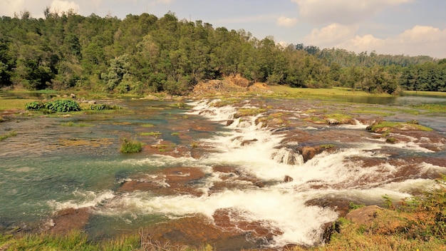 Belas paisagens cênicas de Pykara cai Fluxo de água durante o pôr do sol