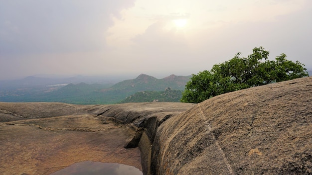 Belas paisagens cênicas vistas do pico Avalabetta localizado em Chikaballapur Karnataka