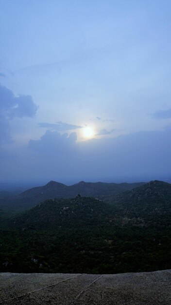 Belas paisagens cênicas vistas do pico Avalabetta localizado em Chikaballapur Karnataka