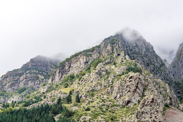 Belas paisagens com altas montanhas da Geórgia