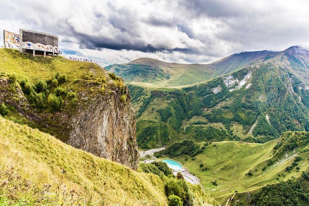 Belas paisagens com altas montanhas da Geórgia