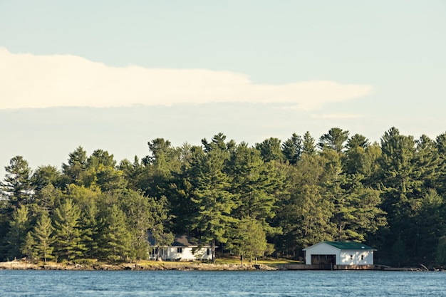 Belas paisagens da casa do Parque Nacional de Mil Ilhas no rio Ontário Canadá