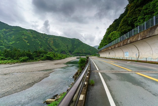 Belas paisagens da cidade e do rio de miyama, japão