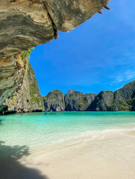 Foto belas paisagens da praia de maya bay, na ilha de phi phi, krabi tailândia, destino de referência no sudeste asiático, férias e conceito de férias