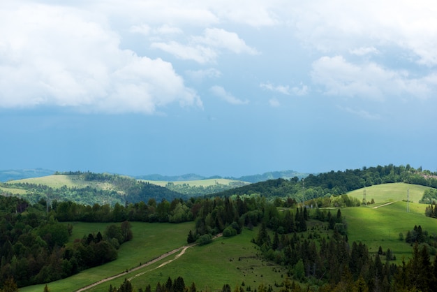 Belas paisagens das montanhas dos cárpatos ucranianos