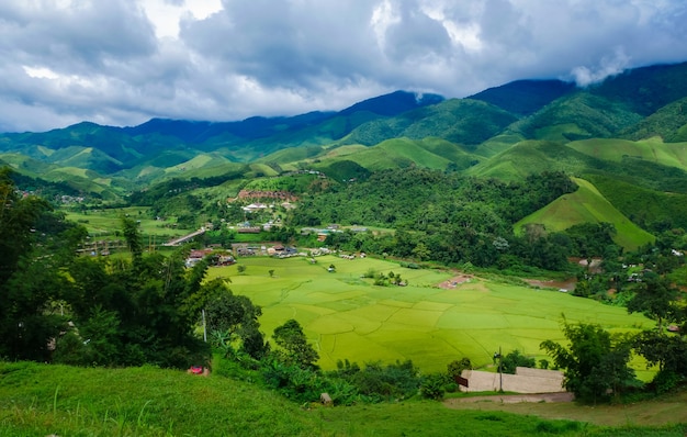 Belas paisagens de campos de arroz e aldeias do vale.