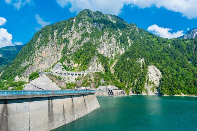 Belas paisagens de kurobe dam em um viva, com montanhas coloridas à beira do lago e cristal c