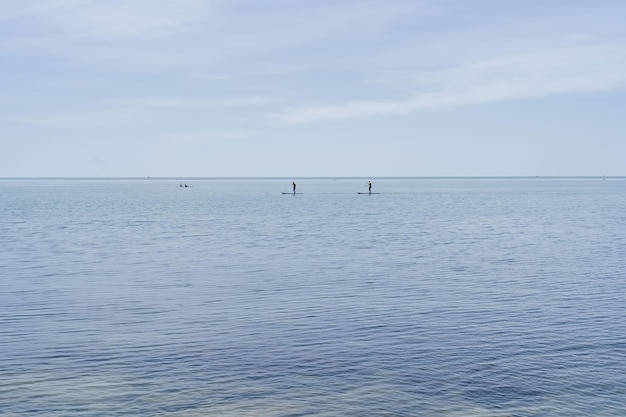 Belas paisagens de mar e céu em tons azuis