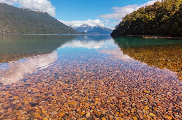 Belas paisagens de montanha na Patagônia. Lago de montanhas na Argentina, América do Sul.