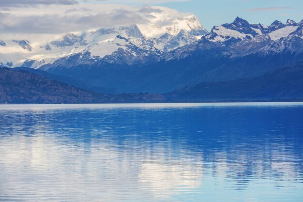 Belas paisagens de montanha na Patagônia. Lago de montanhas na Argentina, América do Sul.